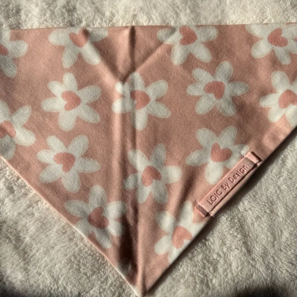 NWT Loic by Design Daisy Heart Pattern Dog Bandana for Valentine's Day, Pink, M